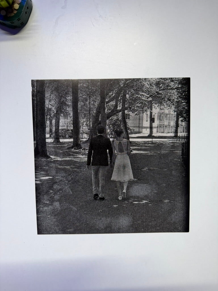 Fotogravur Schwarz-Weiss In eine Platte lasergravierte Schwarz-Weiß-Fotografie von zwei Personen in einem Wald