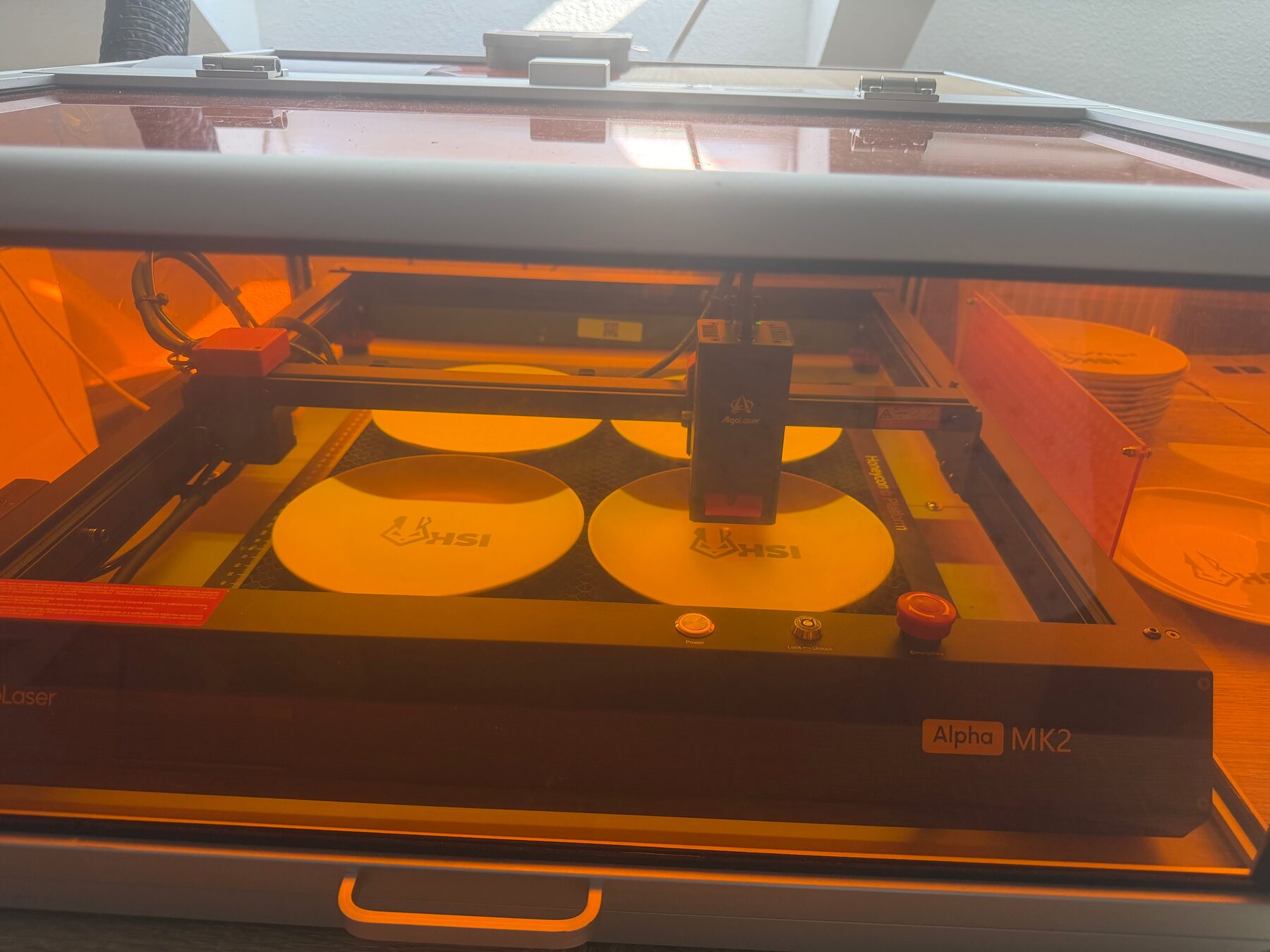 Lasercut Lasergraviermaschine Lasergraviermaschine beim Bearbeiten runder Werkstücke im geschlossenen Arbeitsraum